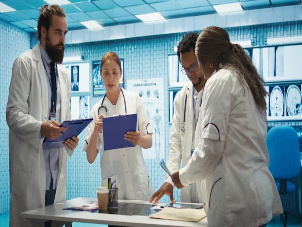 How Industry Collaboration Enhances Learning in Leading Pharmacy Colleges